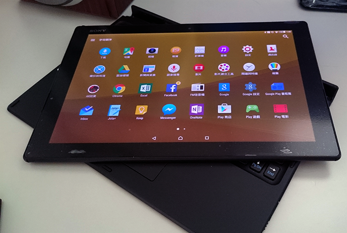 Xperia Z4 Tablet + BKB50：輕薄又防水，是平板還是筆電？